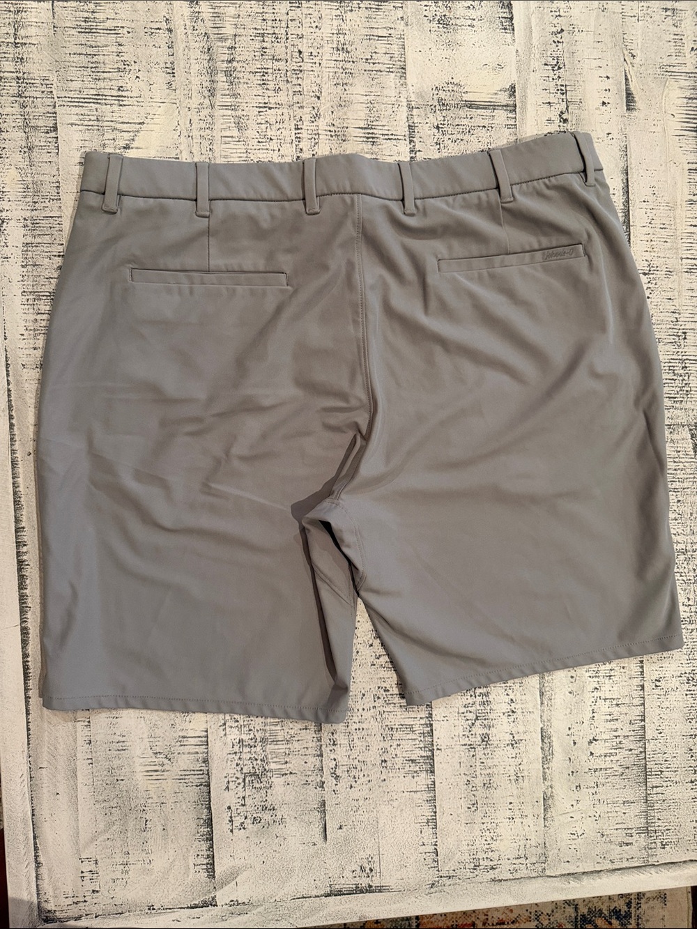 johnnie-O Men's Light Gray Performance Flat Front Shorts - Picture 2 of 3
